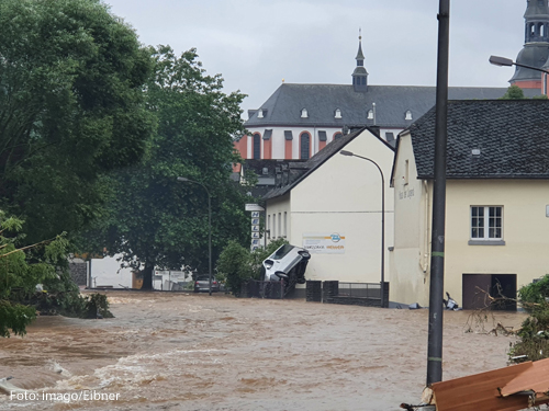 Das Eifelstädtchen Prüm ist von der Hochwasserkatastrophe hart getroffen worden, Überall Spuren der Verwüstung, ein Transporter steht aufrecht an einer Hauswand,