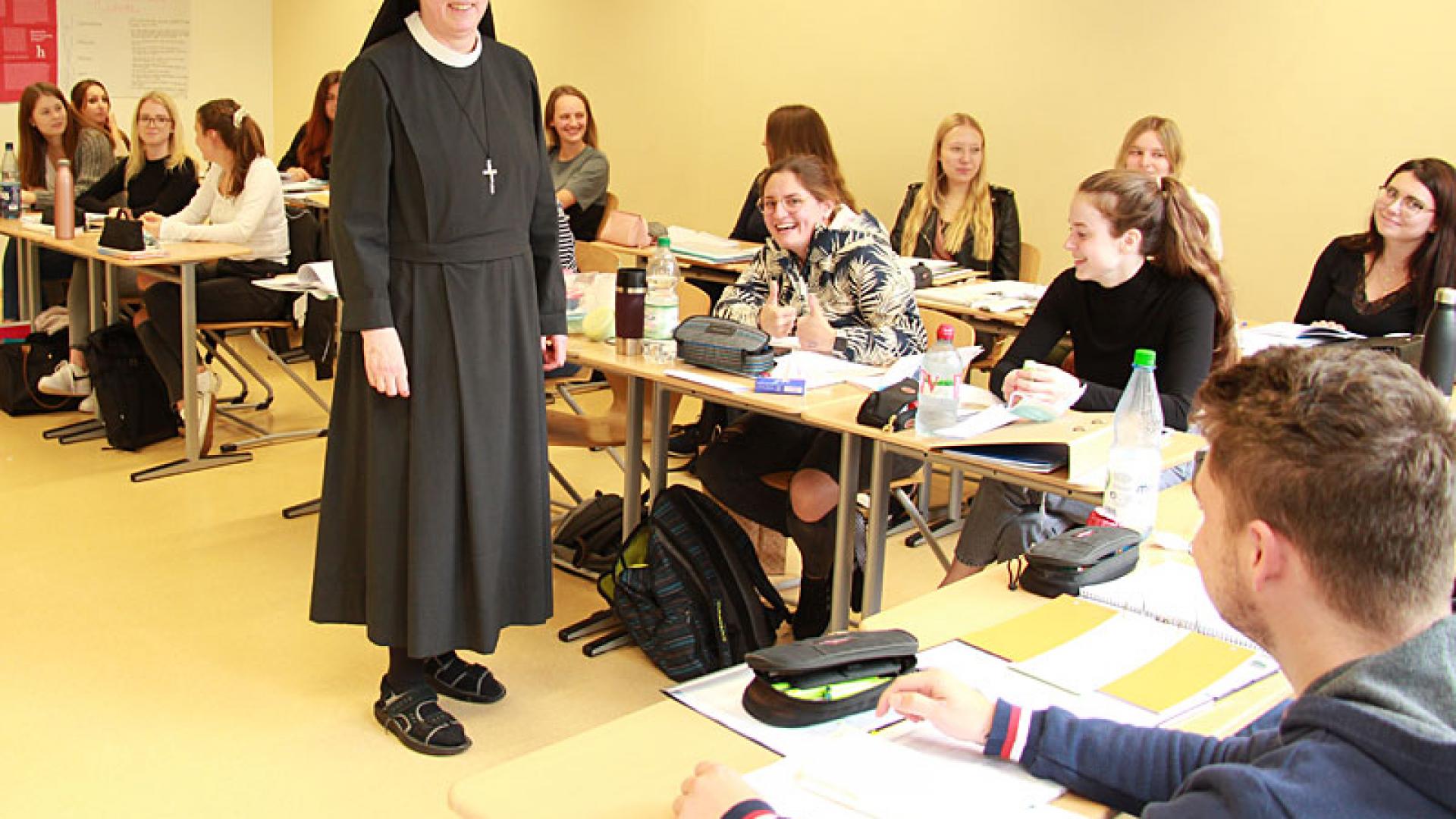 21_10_assisi_schule.jpg