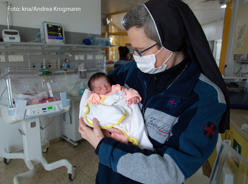 Lucia Corradin, franziskanische Elisabethenschwester aus Padua, mit einem Baby auf dem Arm im Caritas Baby Hospital in Bethlehem am 18. Januar 2021.