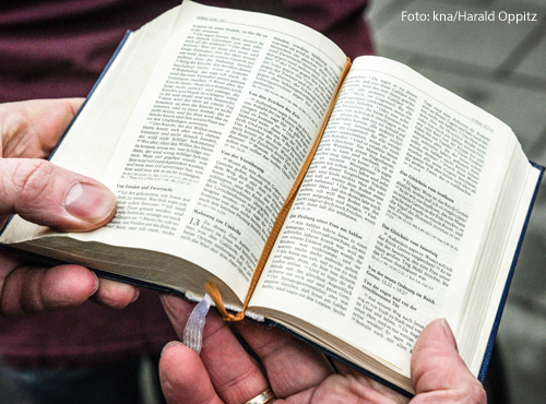 Bibel auf dem Altar