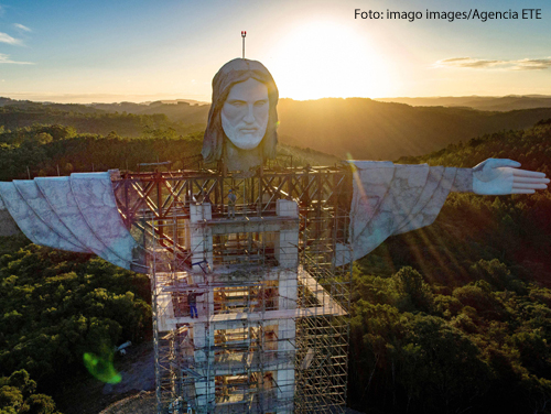 Das Gerüst steht noch, Kopf und Hände aber sind am „Christus, Beschützer von Encantado“ inzwischen montiert