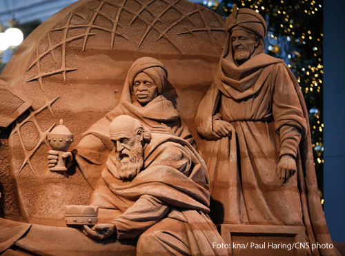 Eine Skulptur aus Sand zeigt die Heiligen drei Könige. 