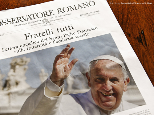 Die Zeitung 	L'Osservatore Romano mit dem Abdruck der neuen Enzyklika "Fratelli tutti" von Papst Franziskus