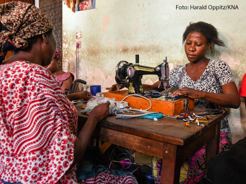 Frauen arbeiten in einer kirchlichen Nähstube in Bukav (Kongo).