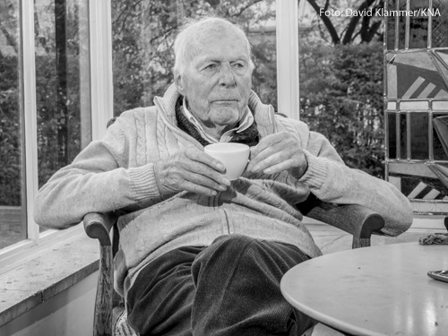 Gottfried Böhm, Architekt, am 29. Oktober 2019 mit einer Tasse im Wintergarten seines Hauses in Köln.