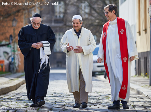 Geistliche des House of One im Dialog (v.l.n.r.) Rabbiner Andreas Nachama, Imam Kadir Sanci und Pfarrer Gregor Hohberg