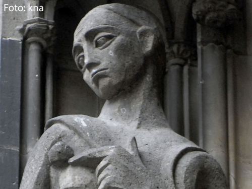 Eine Heiligenfigur am Kölner Dom zeigt den biblischen Ijob. 