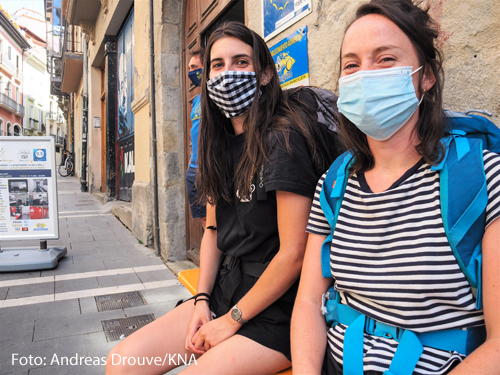 Zwei Pilgerinnen sind mit Mundschutz auf dem Jakobsweg unterwegs. 