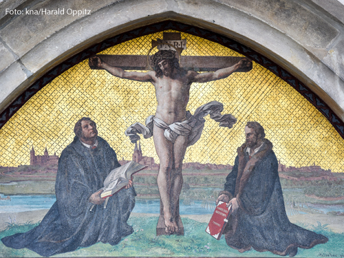 Kreuzigungsdarstellung an der Thesentür der Schlosskirche in der Lutherstadt Wittenberg am 31. März 2017. Neben Christus am Kreuz knien Martin Luther und Melanchton.