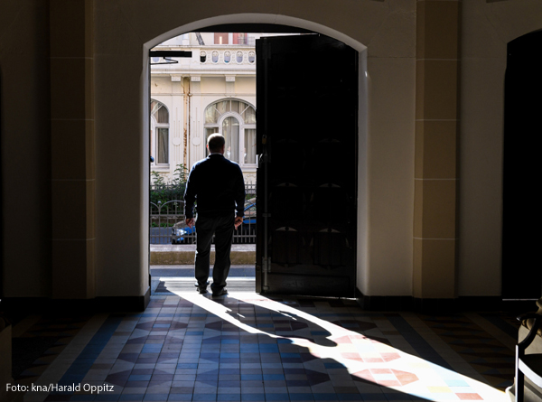 Ein Mann verlässt die Kirche