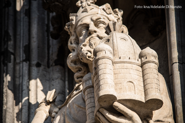 Eine Statue von König Salomo am Kölner Dom 
