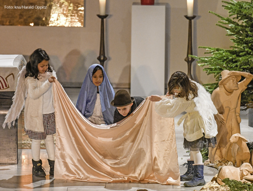 Kinder spielen ein Krippenspiel 
