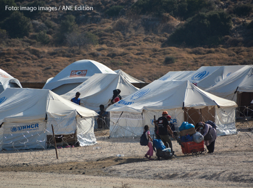 Weiße Zelte stehen im Lager Kara Tepe auf der griechischen Insel Lesbos. 