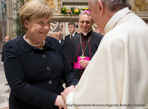 Bundeskanzlerin Angela Merkel bei einem Besuch mit dem Papst 