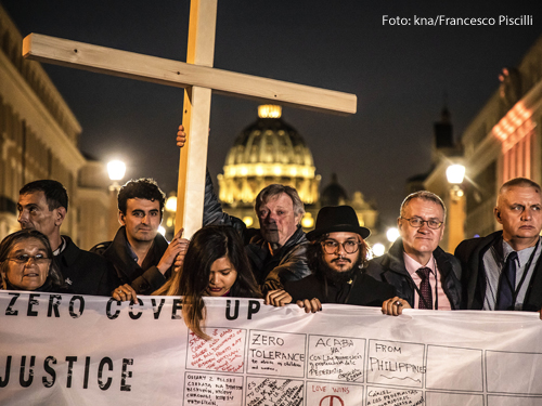 Missbrauchs- betroffene bei einer Mahnwache während des Anti-Missbrauchsgipfels 2019 in Rom