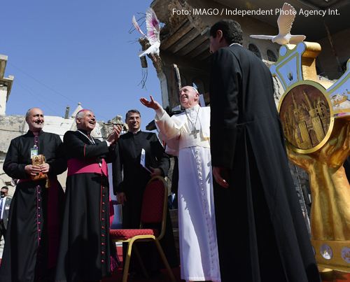 ymbol der Versöhnung an einem Ort des Terrors: Im zerstörten  Mosul ließ Papst  Franziskus eine Friedenstaube steigen. Der Islamische Staat hatte die Stadt jahrelang besetzt.