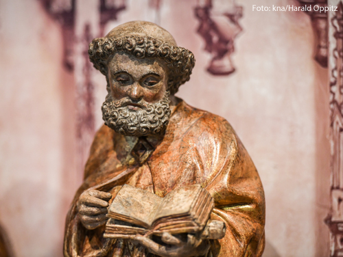 Vergoldete Figur des (vermutlich) Apostels Petrus mit dem Attribut Buch am 4. Juli 2018 in Xanten.