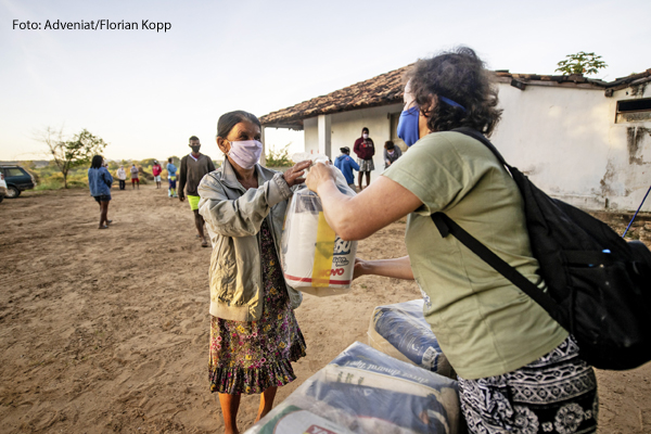 Kirchliche Corona-Soforthilfe: Schwester Neusa de Nascimento (rechts) verteilt Lebensmittel, Hygiene­artikel und Schutzmasken in Brasilien. 