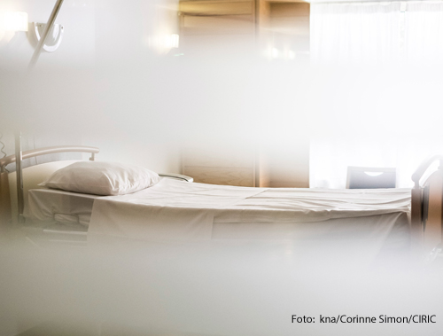 Ein leeres Bett in einem Krankenhaus 