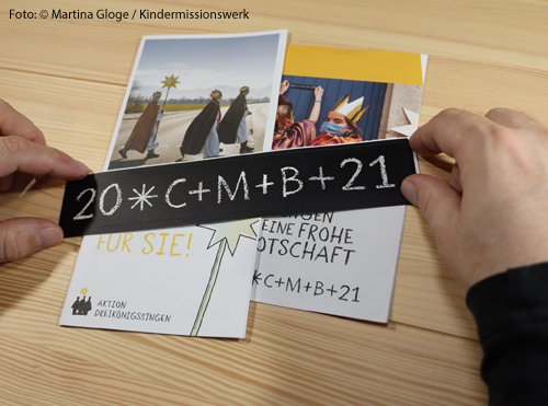 Auf einem Aufkleber steht der Spruch "C+M+B+21" der Sternsinger. Das steht für "Christus segne dieses Haus".