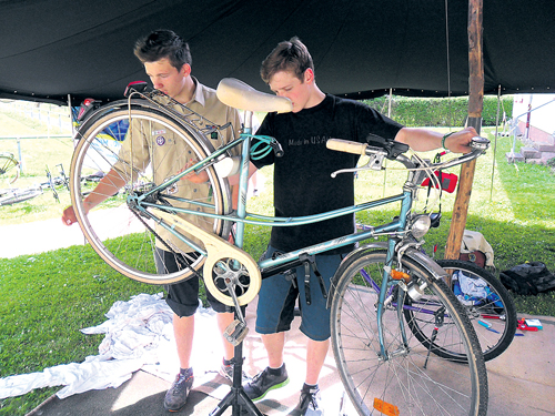 Ricardo Sobrino und Damian Blasek sind Pfadfinder aus Bad Soden-Salmünster/Ahl im Bistum Fulda. Bei der vergangenen 72-Stunden-Aktion im Jahr 2013 haben sie alte Fahrräder für Geflüchtete und Flutopfer in Dresden gesammelt und repariert. | Foto: DPSG Salmünster-Ahl