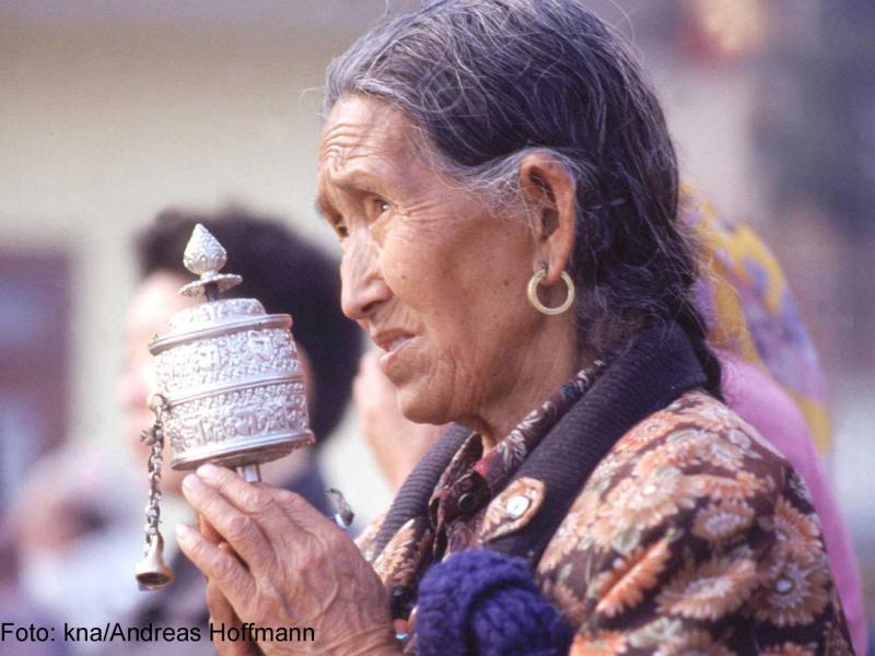 Buddhistin beim Beten