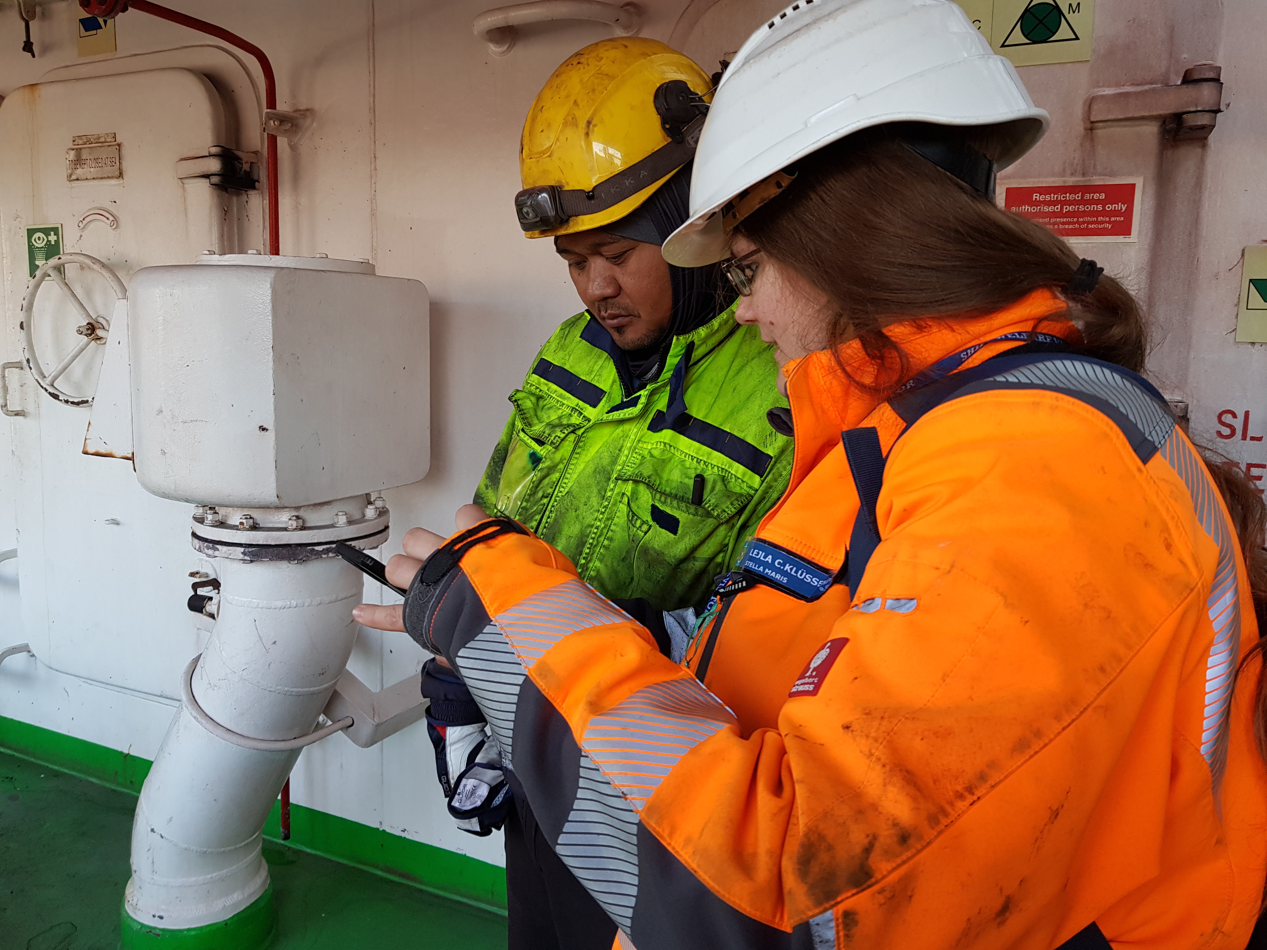 Frau mit Seemann auf einem Schiff