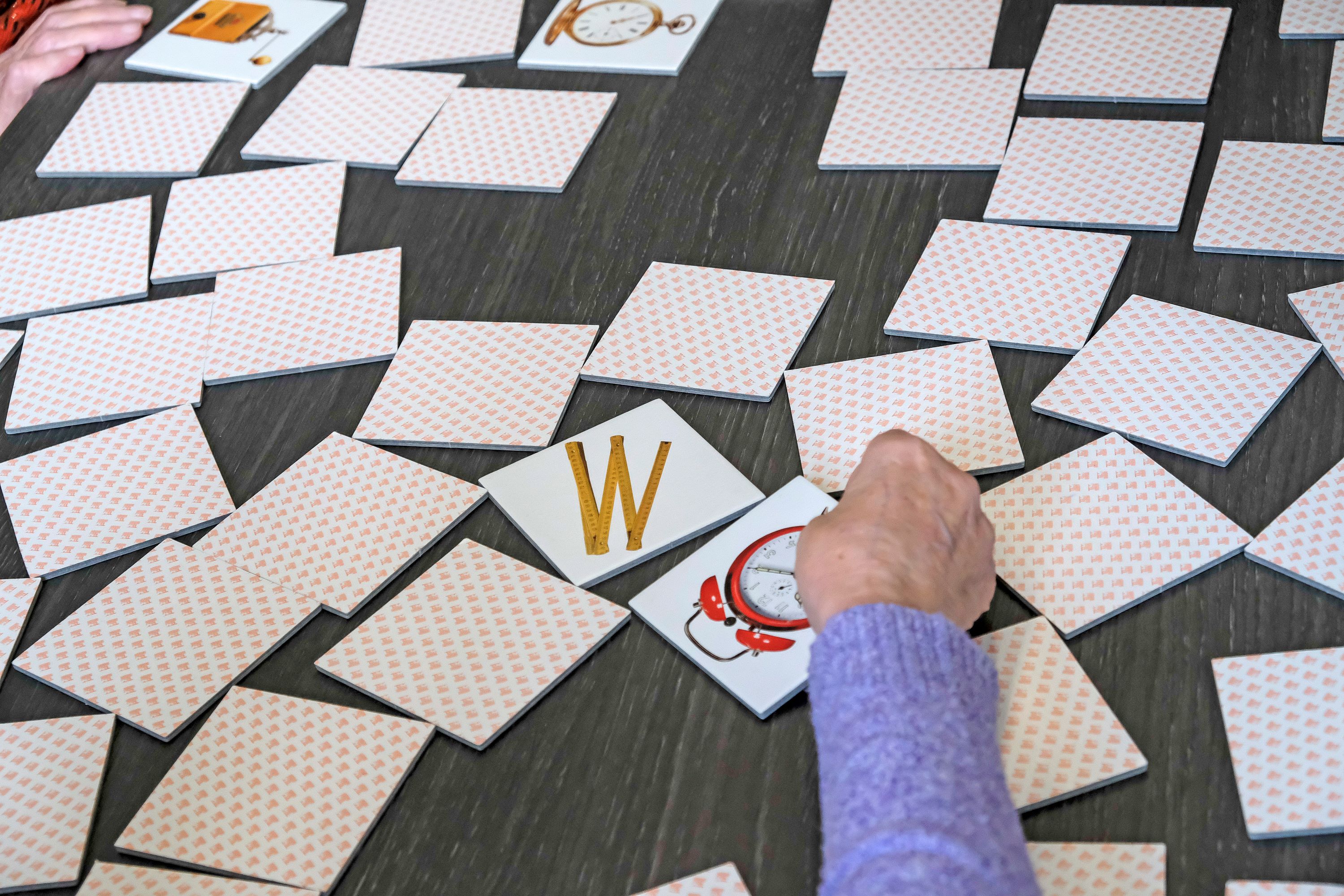 Ein Tisch mit Memorykarten