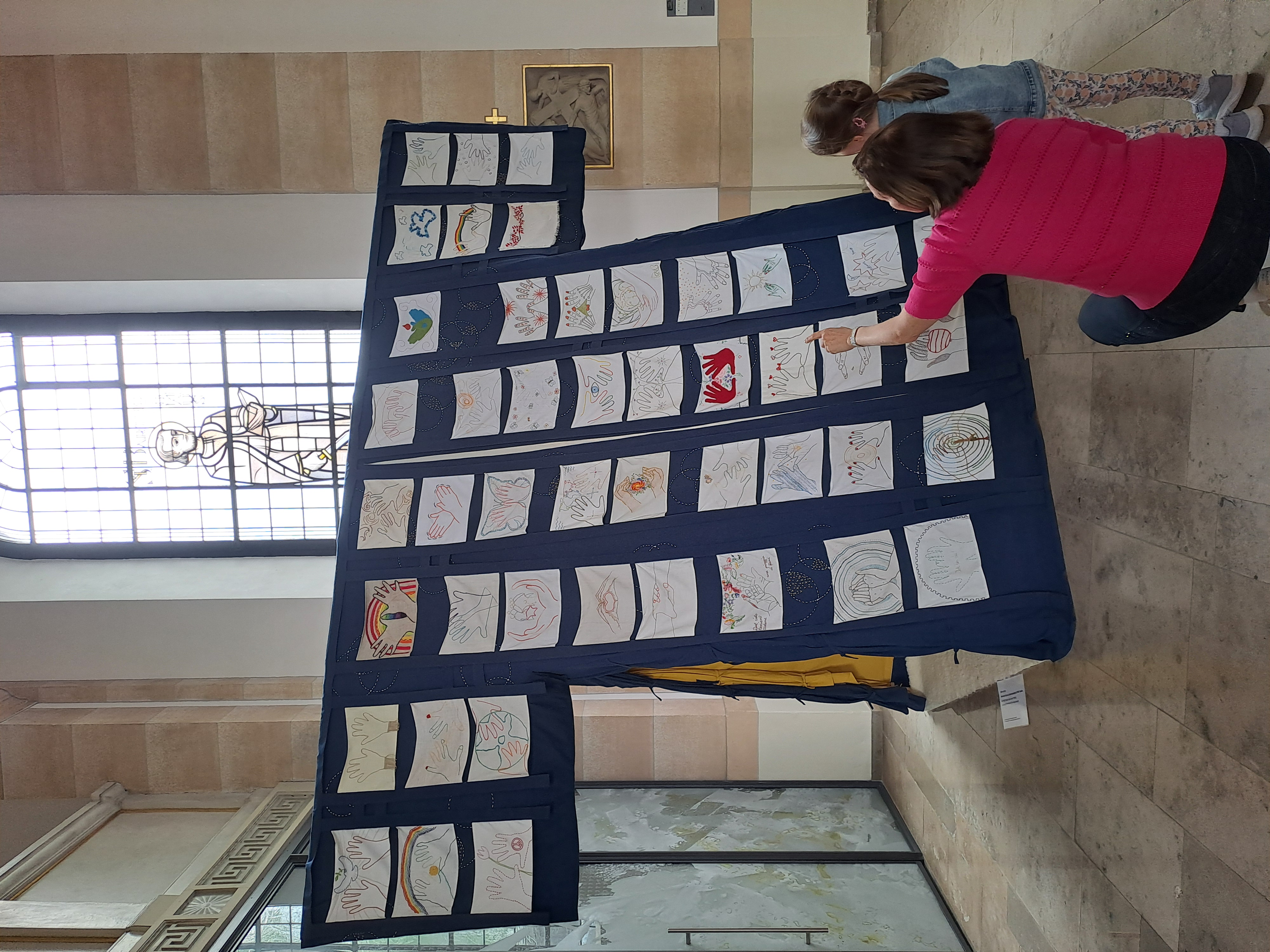 Eine Frau und eine Kind schauen sich eine Kunstausstellung an.