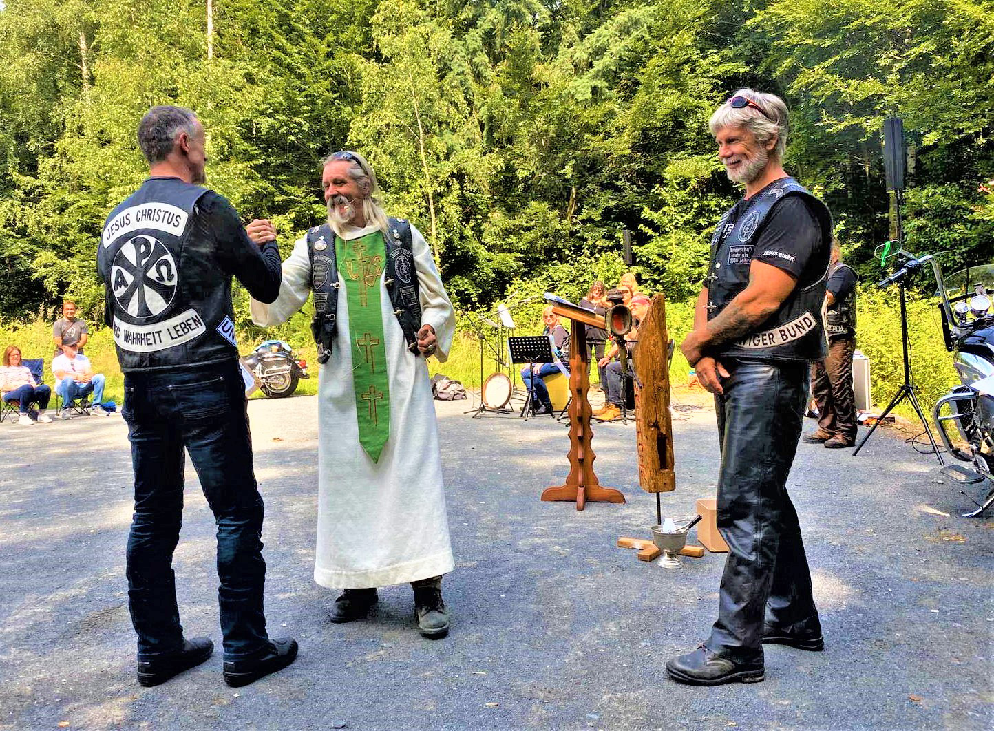Thomas Draxler bei einem Waldgottesdienst. Ein neues Mitglied wird bei den Jesus-Bikern aufgenommen