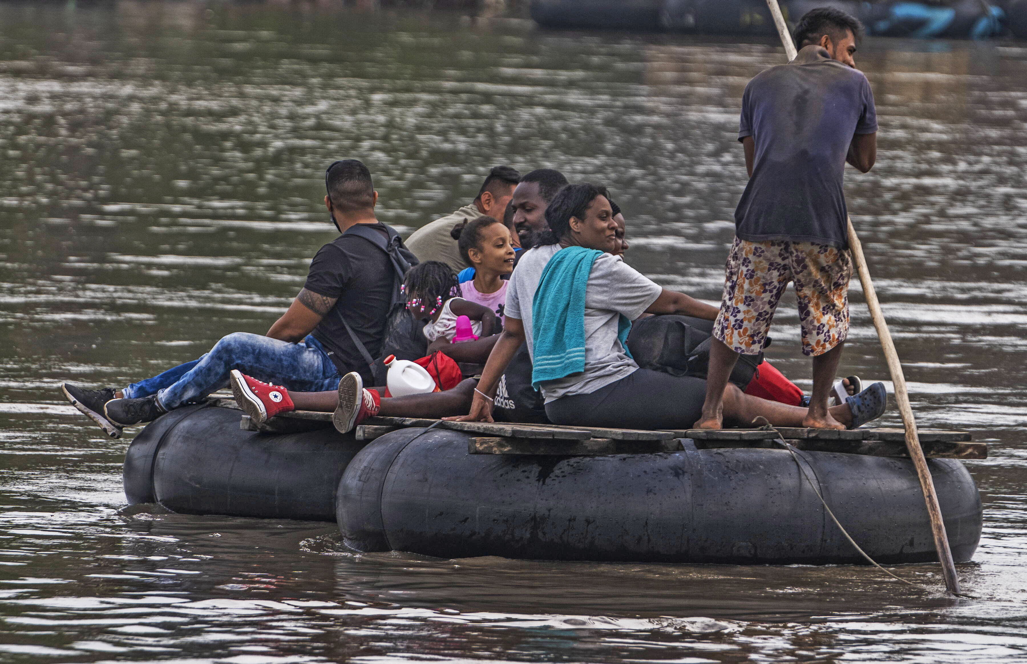 Geflüchtetenfamilie überquert den Río Suchiate