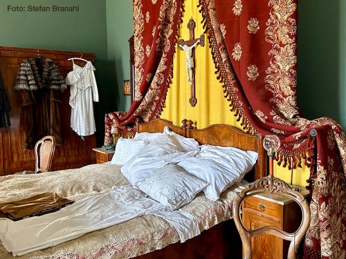 Historisches Schlafgemach in Schloss Lomnitz.