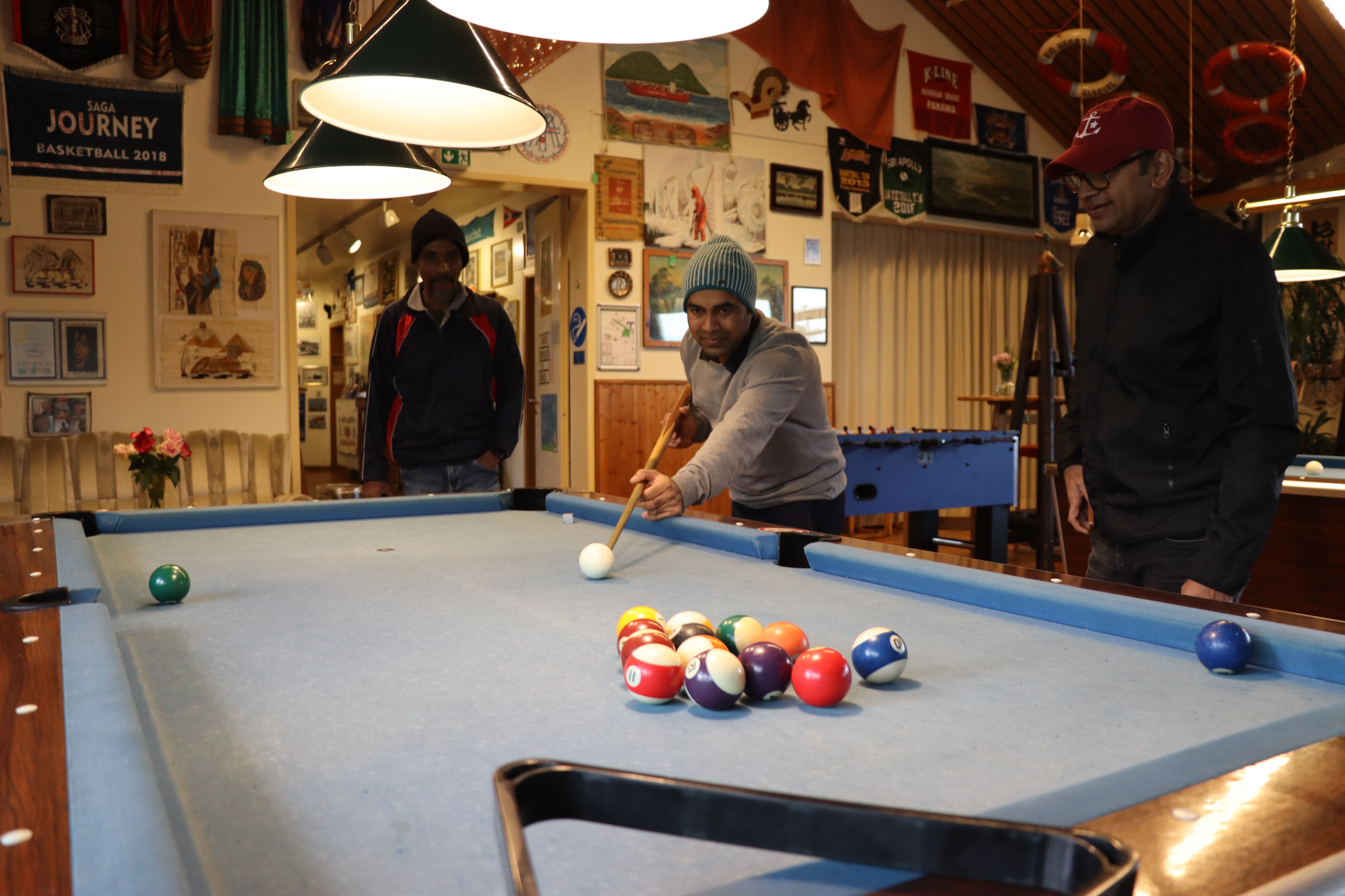 Ein Mann beim Billiardspiel