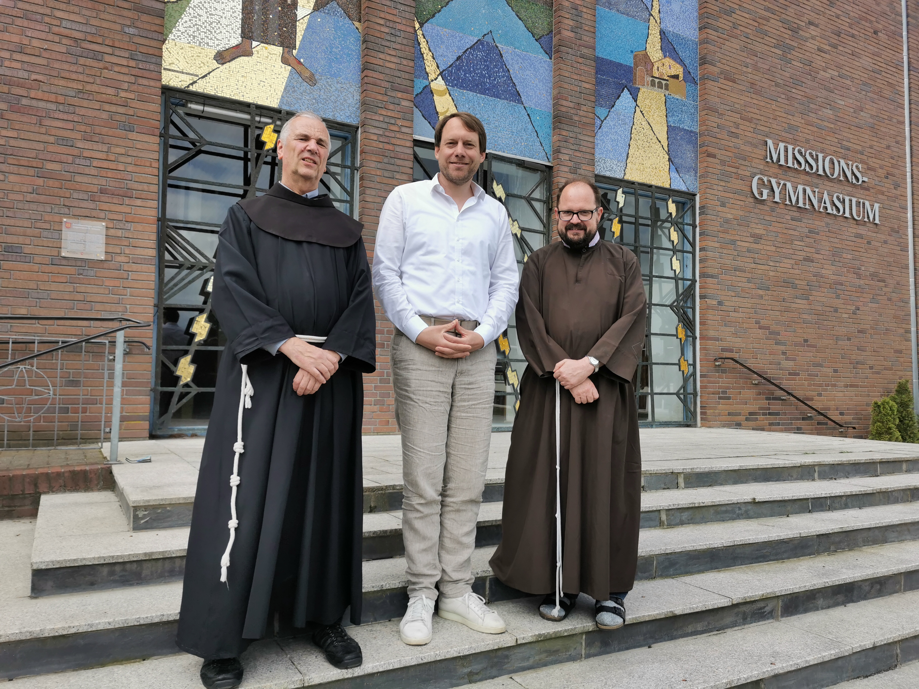 Zwei Ordensmänner und der Schulleiter