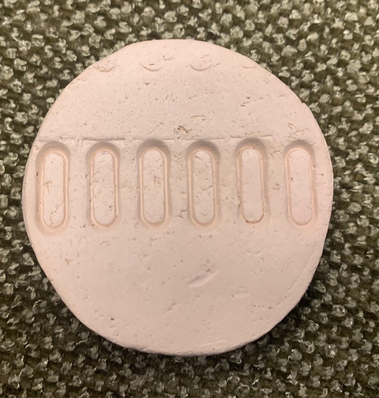 Ein runder Schamottstein mit sechs Nullen