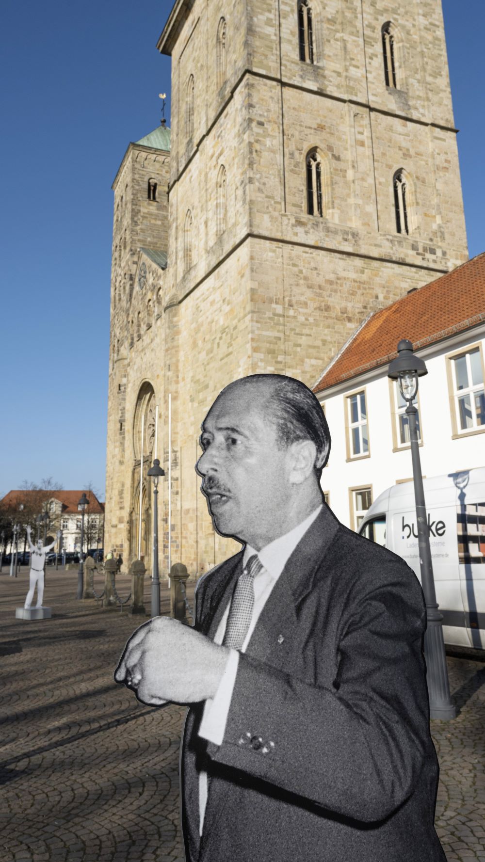 Aufsteller Alfred Ries vor dem Dom Osnabrück