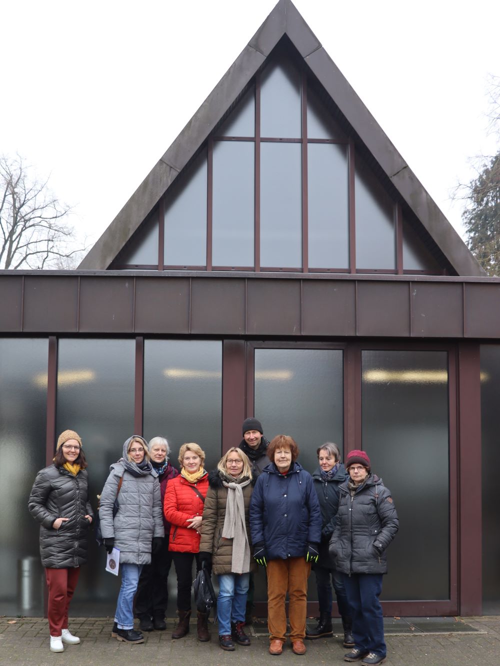Ehrenamtliche vor der Kapelle