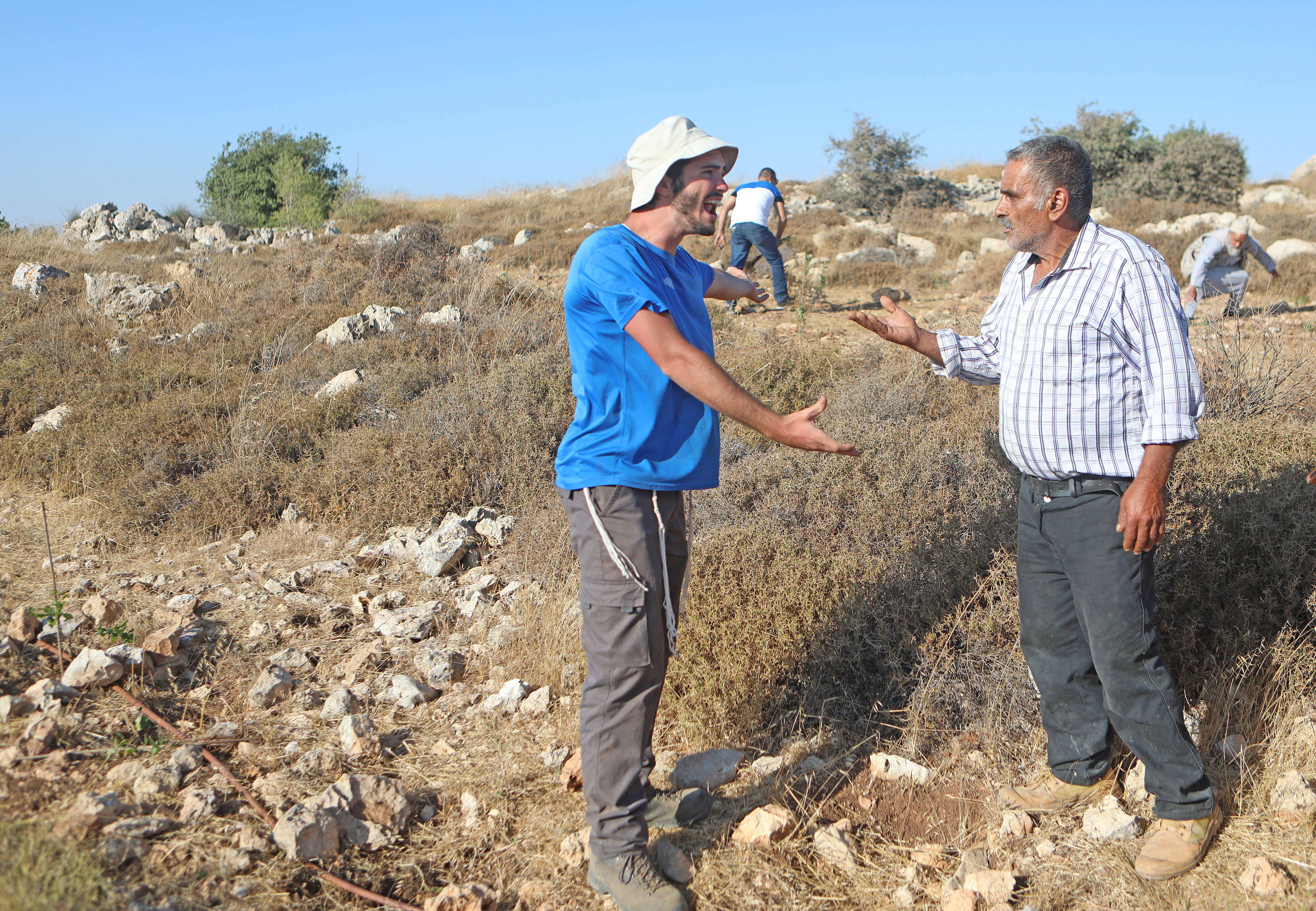 Ein Siedler (links) streitet mit einem Palästinenser, dessen Land er besetzen will. 