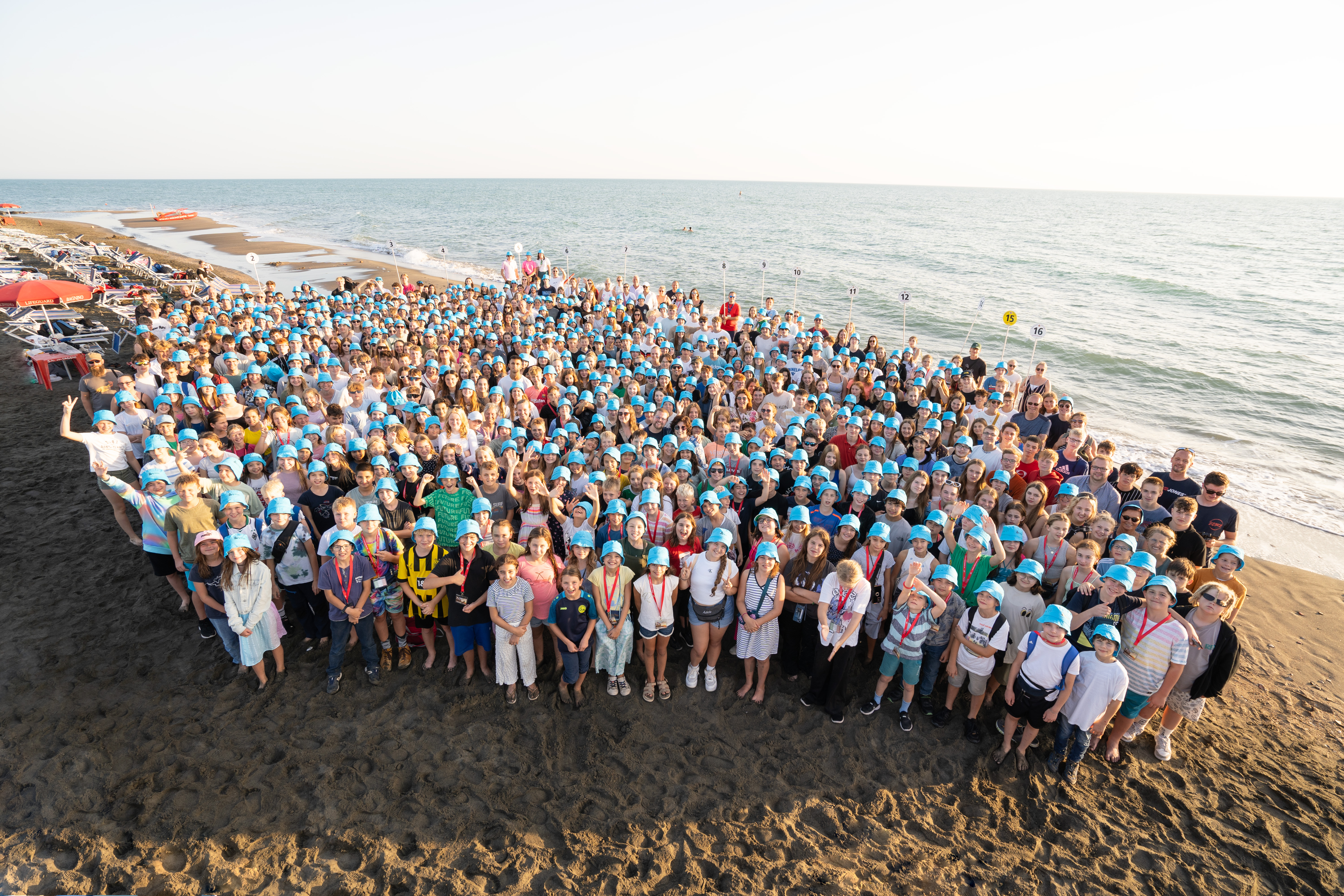 Eine große Gruppe von Schülern am Strand