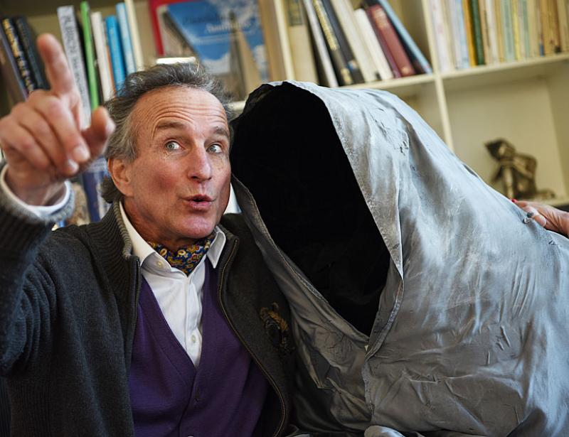 Bruder Tod sitzt mit auf der Bühne