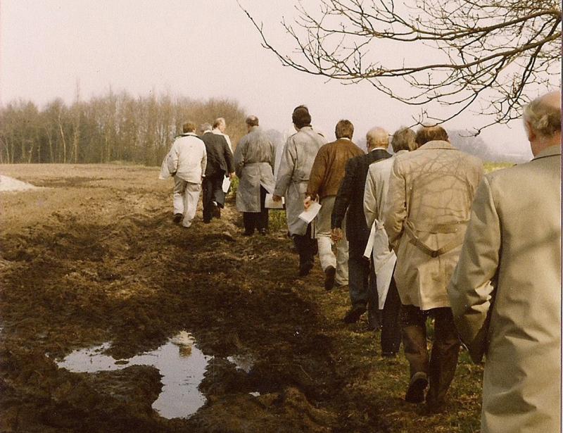 Vorbei an Wiesen und Feldern