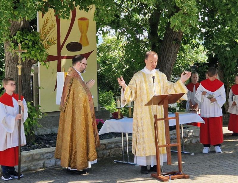 „Mehr Stühle im Altarraum“