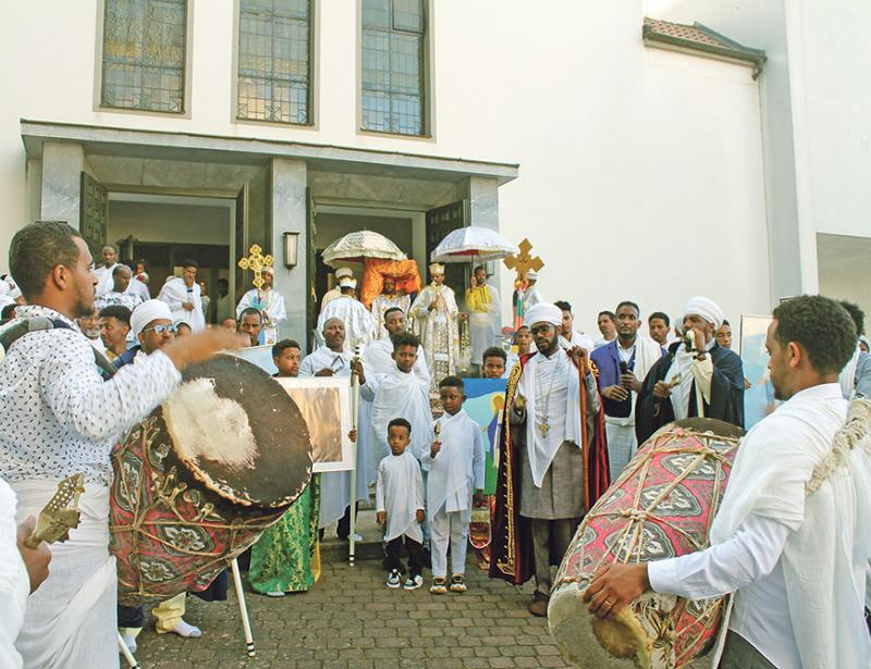 Mit Trommeln um die Kirche