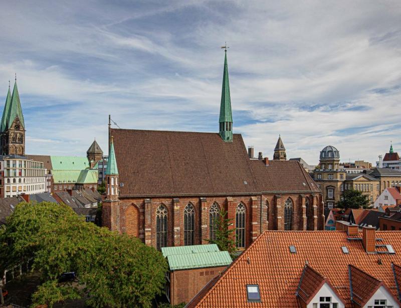 Beim ersten Gottesdienst flogen Steine
