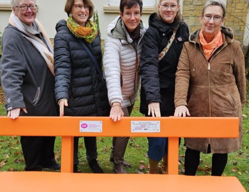 Frauengemeinschaft stellt Bank auf