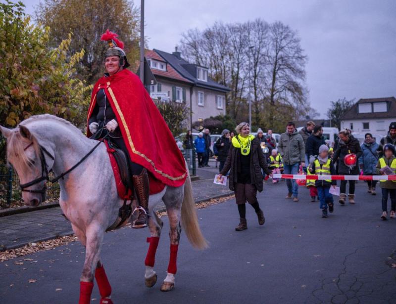 Mit Pferd und Reiter durch den Stadtteil