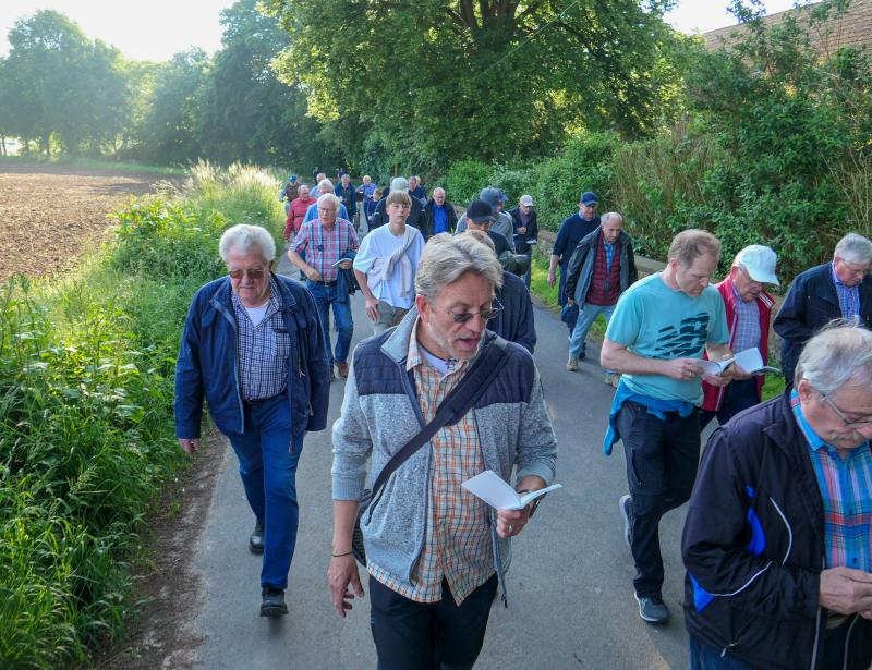 Singend und betend durch den Morgen