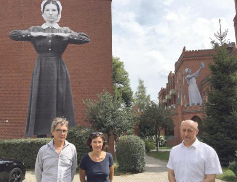 Mönch schreibt auf Fassade