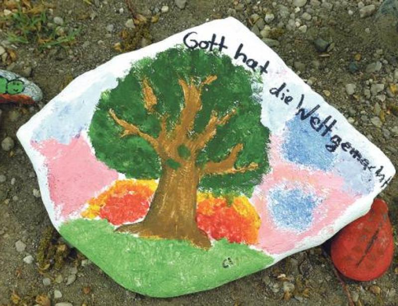 Die Steinschlange am Teich