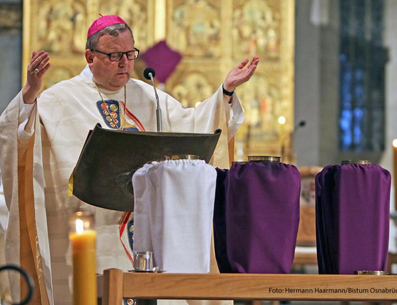 Bischof weiht Heilige Öle